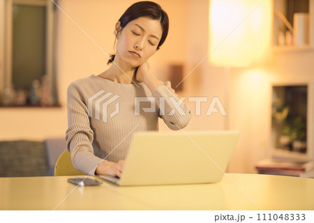 持ち帰り残業を深夜までするビジネスウーマンのナイトルーティーン 111048333