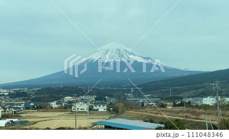 笠雲を被った富士山 東海道新幹線の車窓から 笠雲を被った富士山 東海道新幹線の車窓から 111048346