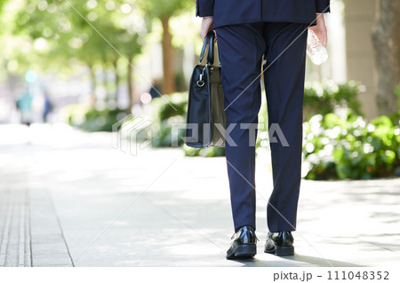 ビジネスバッグを持って歩く男性　ビジネスイメージ  111048352