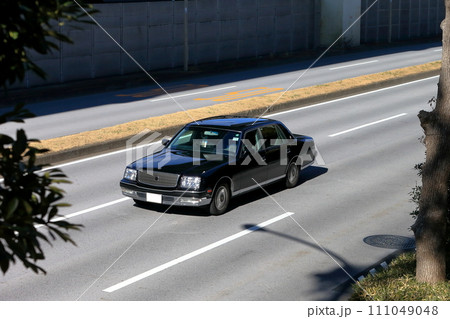 黒いセダン　イメージ 111049048