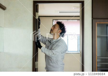 建具を点検をする作業員 建具を点検をする作業員 111049084