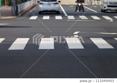 横断歩道（交差点）　イメージ 111049403