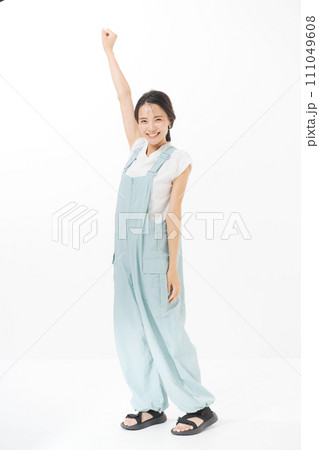 サロペットを着た若い女性 111049608