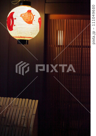 提灯の灯りと格子戸 提灯の灯りと格子戸 111049680