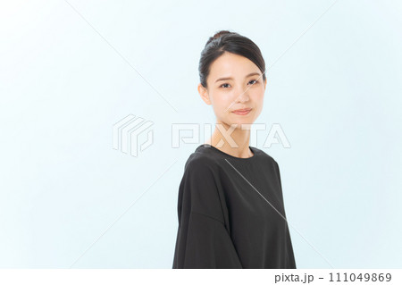 黒いブラウスを着た30代女性 黒いブラウスを着た30代女性 111049869