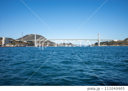 関門海峡の青い海と関門橋 関門海峡の青い海と関門橋 111049905