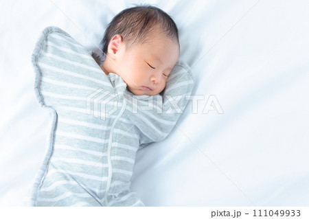 おくるみでぐっすり眠る赤ちゃん　モロー反射対策 111049933