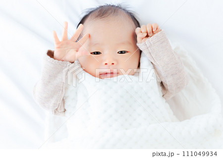 動く新生児　生後16日 111049934