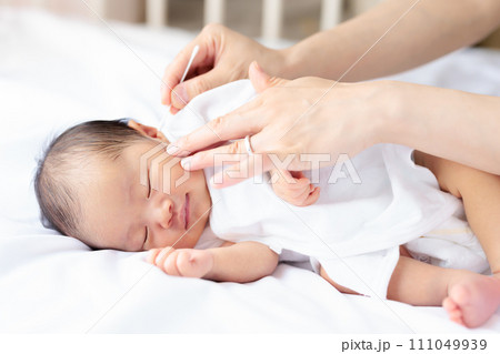 耳掃除が気持ち良くて笑う新生児　新生児微笑 111049939
