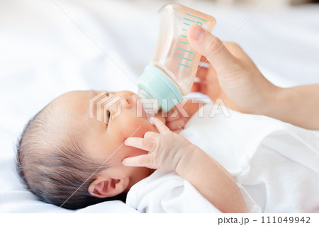 ほっぺに手を当ててミルクを飲む新生児 生後20日 ほっぺに手を当ててミルクを飲む新生児 生後20日 111049942