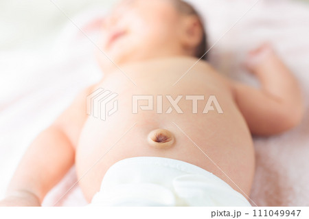 赤ちゃんのおへそ 生後1ヶ月 でべそ 赤ちゃんのおへそ 生後1ヶ月 でべそ 111049947