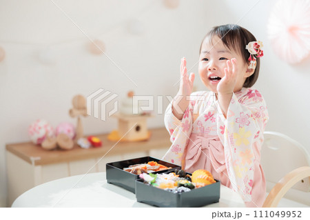 おせちを食べる1歳児　お正月　元旦　節の日　コピースペース 111049952