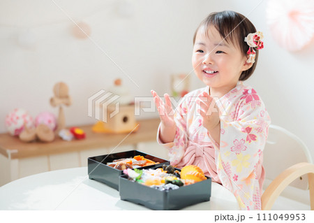 おせちを食べる1歳児　お正月　元旦　節の日 111049953