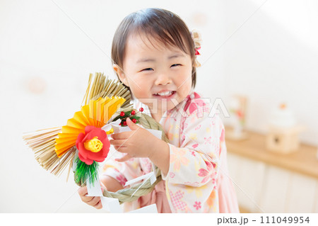お正月飾りを持つ1歳児　しめ縄　手作り 111049954