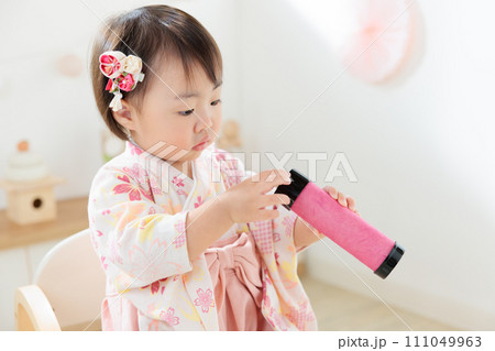 手作りの万華鏡を不思議がる乳幼児 手作りの万華鏡を不思議がる乳幼児 111049963