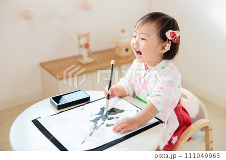 書初めをする1歳児 111049965