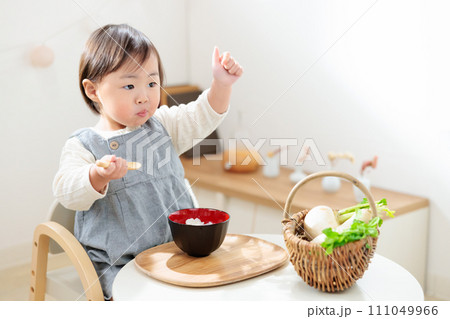 七草粥を食べる1歳児 楽しく食育 親指を立てる 五節句 七草粥を食べる1歳児 楽しく食育 親指を立てる 五節句 111049966