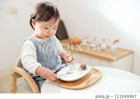 栗を食べる1歳児　おやつ　捕食 111049967