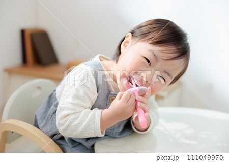 楽しく歯磨き練習する乳幼児 1歳 喉突き防止 楽しく歯磨き練習する乳幼児 1歳 喉突き防止 111049970
