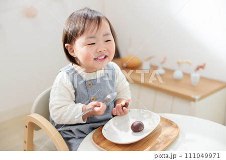 栗を食べる1歳児 おやつ 捕食 栗を食べる1歳児 おやつ 捕食 111049971