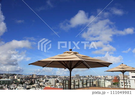 青空とパラソルの風景_ノボテル沖縄那覇 111049981