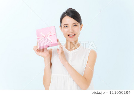 プレゼントを持つ女性 111050104