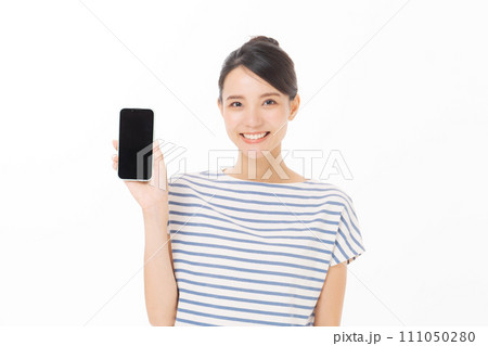 スマホを持つ30代女性 スマホを持つ30代女性 111050280