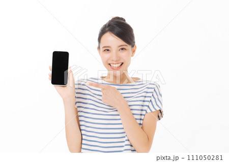 スマホを持つ30代女性 111050281