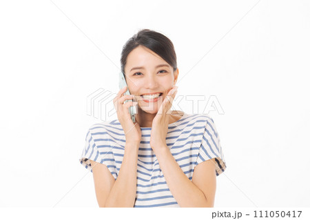 スマホで話すTシャツの女性 111050417