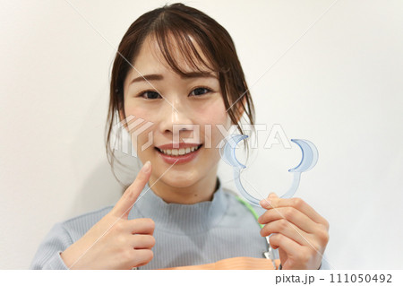マウスオープナーを装着する女性の写真素材 [111050492] - PIXTA
