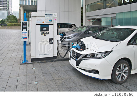 充電中のEV（電気自動車）(日産リーフ） 111050560