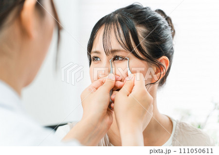 美容クリニックで二重整形のシミュレーションをする女性患者と美容外科の医師 111050611