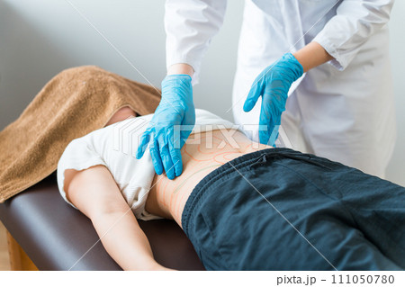 脂肪吸引の手術をする美容外科の医師・美容整形 脂肪吸引の手術をする美容外科の医師・美容整形 111050780