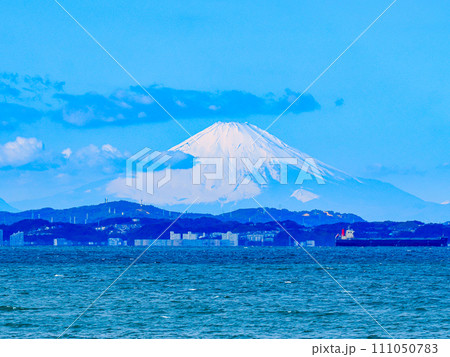 富津岬からみた東京湾越しの冬の富士山 富津岬からみた東京湾越しの冬の富士山 111050783