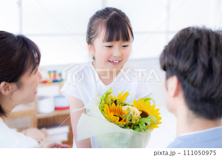 家族のポートレート　記念日に花束を渡す女の子 111050975