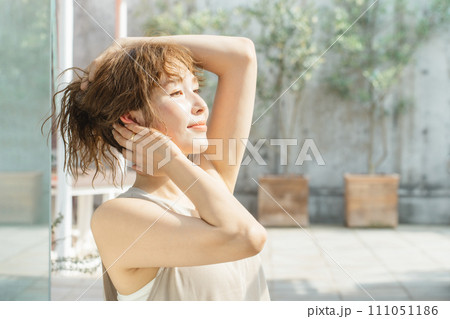 美容・日焼け止め・日光浴・ヘルスケアのイメージの横顔の女性 美容・日焼け止め・日光浴・ヘルスケアのイメージの横顔の女性 111051186