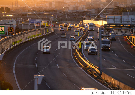 《東京都》東名高速道路・夕暮れへ向かって走る車 《東京都》東名高速道路・夕暮れへ向かって走る車 111051256