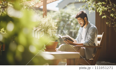日光を浴び裏庭で読書を楽しむ男性 man reading book backyard AI生成画像 111051271