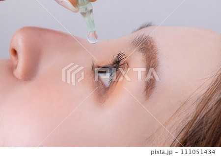 目薬をさす女性 woman applying eye drops 目薬をさす女性 woman applying eye drops 111051434