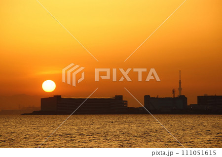 海浜幕張から望む夕日とスカイツリー 【千葉県千葉市マリンスタジアム付近にて】 海浜幕張から望む夕日とスカイツリー 【千葉県千葉市マリンスタジアム付近にて】 111051615
