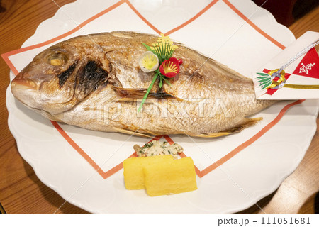 お食い初め料理の一品の祝い鯛 111051681
