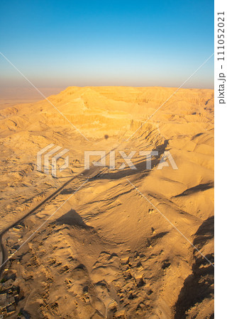 気球から眺める雄大な王家の谷の美しい風景 111052021