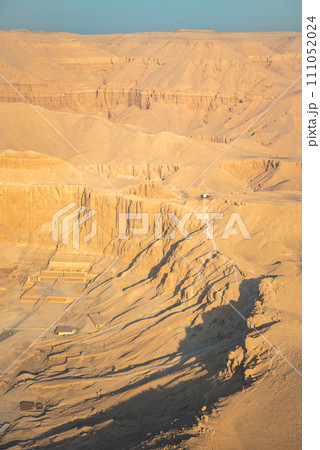 気球から眺める雄大な王家の谷の美しい風景 111052024