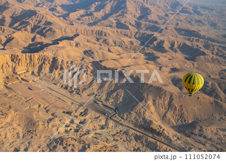 気球から眺める雄大な王家の谷の美しい風景 111052074