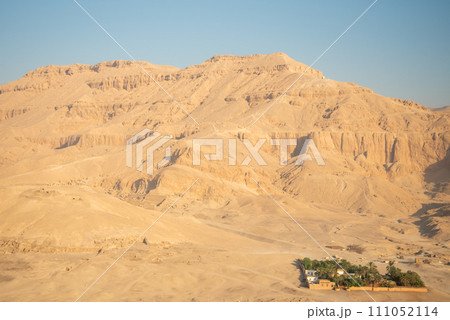 気球から眺める雄大な王家の谷の美しい風景 111052114