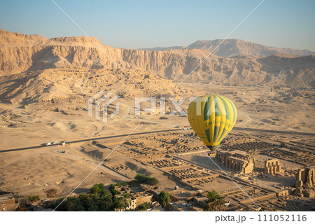 気球から眺める雄大な王家の谷の美しい風景 111052116