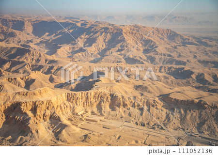 気球から眺める雄大な王家の谷の美しい風景 111052136