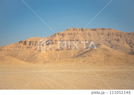 気球から眺める雄大な王家の谷の美しい風景 111052148