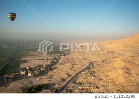 気球から眺める雄大な王家の谷の美しい風景 111052299