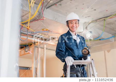 現場で仕事をする大工 111052436